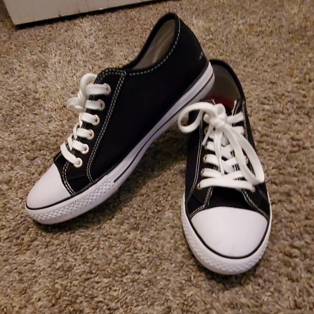 Levi comfort tennis shoe